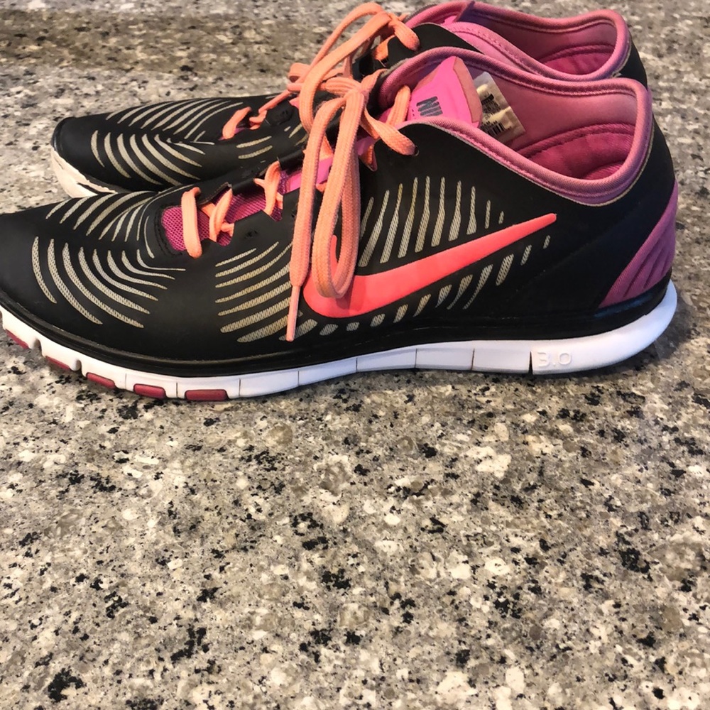 NIKE RUNNING SHOES